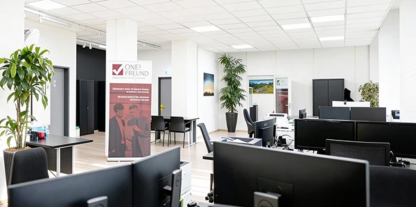 Moderne Kanzlei mit Fokus auf Steuerberatung und effiziente Treuhand-Services, optimal für Unternehmen.