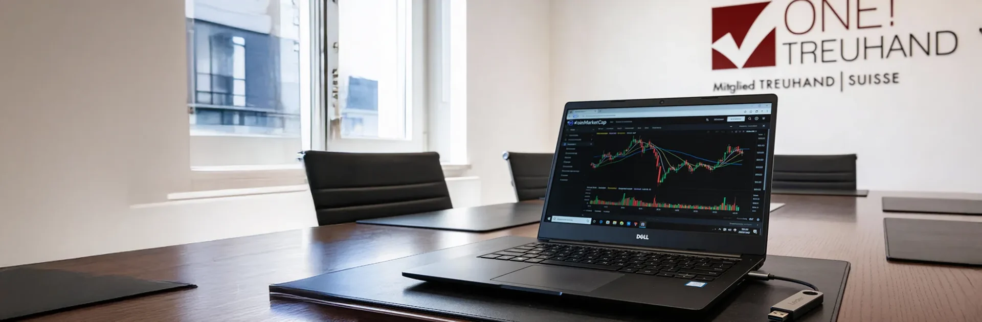 Laptop auf einem Konferenztisch mit Ledger Nano