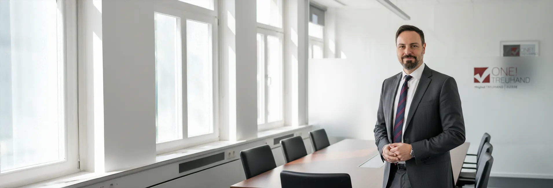 Eidgenössisch zertifizierter Treuhänder Rodolfo Intaglietta aus Zürich in seinem Büro