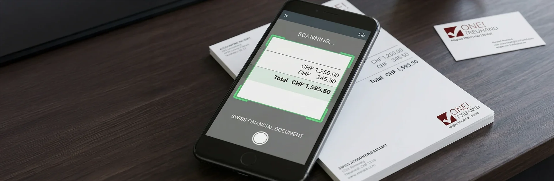 Smartphone scannt Rechnung, digitalisiert Finanzdokumente, Effizienz in der Buchhaltung, Treuhand-Dienstleistungen optimiert.